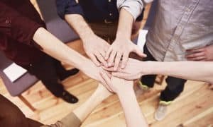 equipe se unindo para bater a meta de vendas