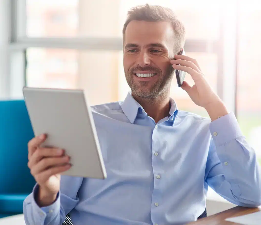 homem-falando-ao-telefone-e-navegando-no-tablet-digital_329181-16301
